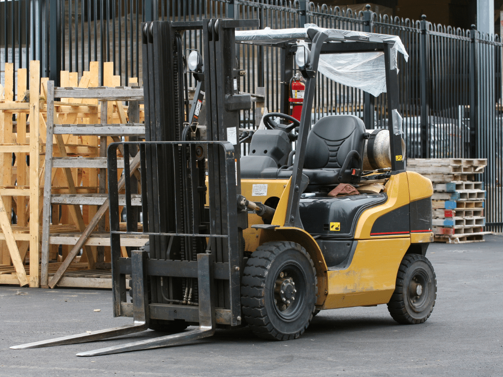 Rough Terrain Forklifts vs Telehandlers